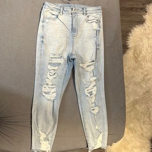 AMERICAN EAGLE Distressed Light Wash Curvy Jeans